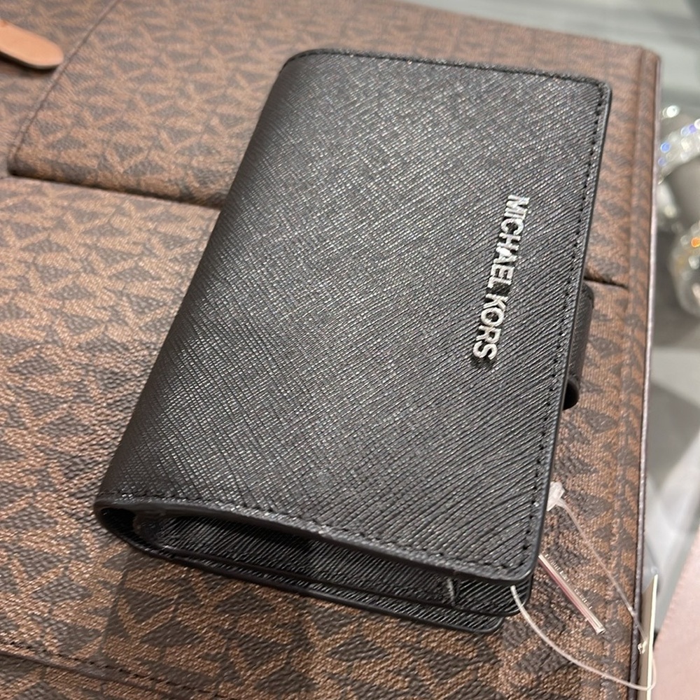 MICHAEL KORS
Medium Crossgrain Leather Wallet
Black 
NWT - Picture 5 of 16